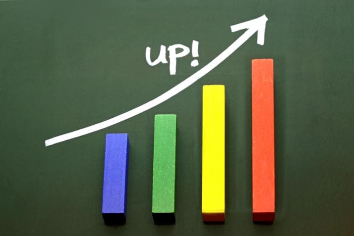 上昇する矢印と「UP!」の文字、伸びていく棒グラフで成長を表したイメージ