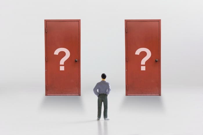 進路や決断を象徴する、2つの扉と立ち止まる人物