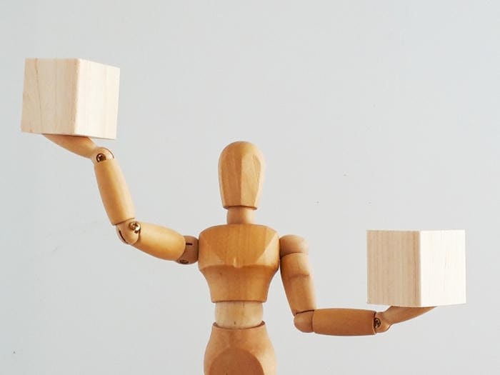 複数の選択肢を比較し、判断している様子を表したイメージ