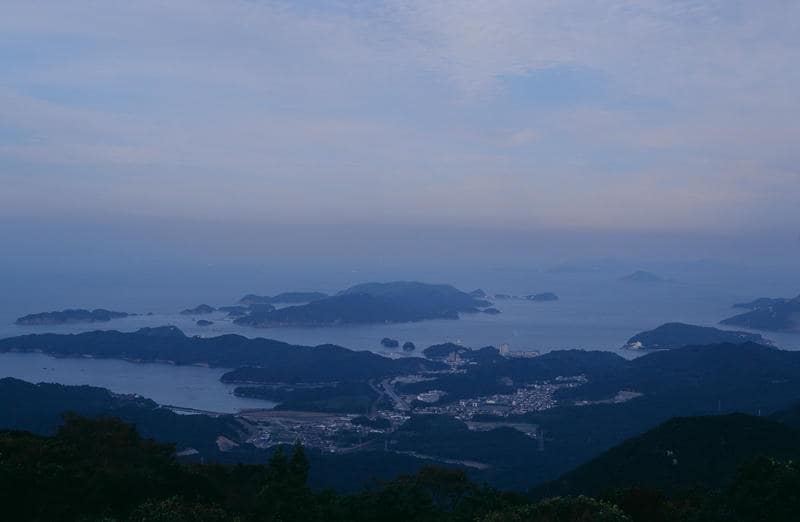 パールロードから眺める伊勢湾の景色。海に浮かぶ島々と海岸の町