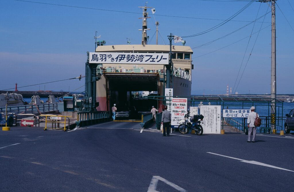 伊勢湾フェリー鳥羽ゆき乗り場で乗船を待つバイク。バイクキャンプで紀伊半島へ渡るフェリーターミナル