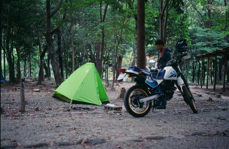 大滝峡キャンプ場の林間サイトに設営したテントとバイクSX200