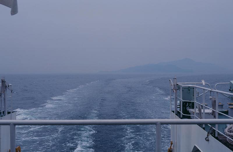 伊勢湾フェリーで紀伊半島へ向かう航路。船の後方に広がる海と遠くの陸地