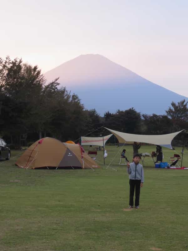 ヤマボウシキャンプ場の芝生サイトとテント（アメニティードーム）、夕暮れの富士山