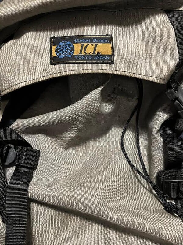 1982年購入のICI石井スポーツオリジナルザック。雨蓋の裏にあるゴールドとブルーの「ICI TOKYO JAPAN」織りネームと、40年以上の経年変化を感じさせるディテール。