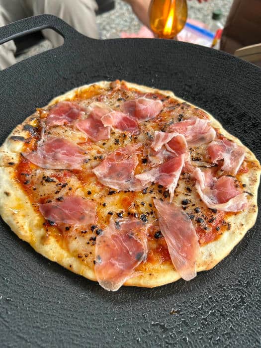 ナンミックスの生地をマルチグリドルで焼いて生ハムをのせたピザ